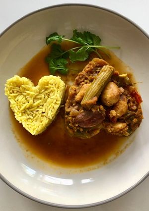 A picture of Pigeon Fodder Curry with jackfruit seeds, pigeon peas and drumsticks.