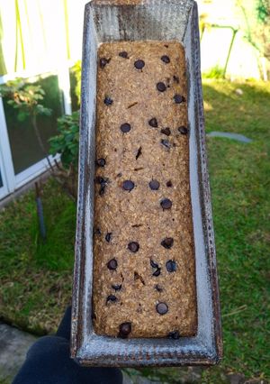Una foto de BUDÍN DE AVENA, BANANA Y CHOCO 🍌🍫