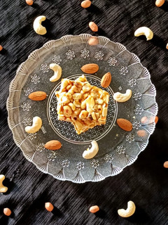 શીંગ ની ચીકી (Shing Chiki Recipe In Gujarati) રેસીપી મુખ્ય ફોટો