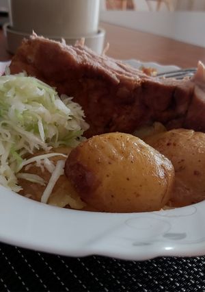 Pulykacomb krumplival és friss káposztasalátával recept fotója