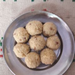 A picture of Til mawa ladoo.