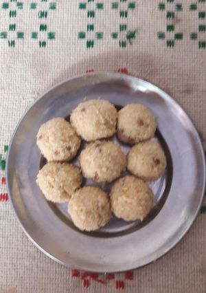 A picture of Til mawa ladoo.