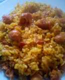 Arroz con salchichas de pollo frescas y trozos de chorizo iberico