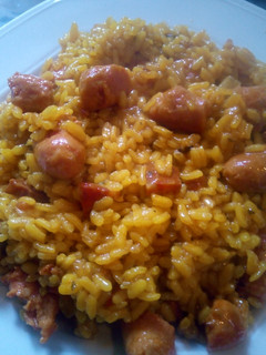 Una foto de Arroz con salchichas de pollo frescas y trozos de chorizo iberico