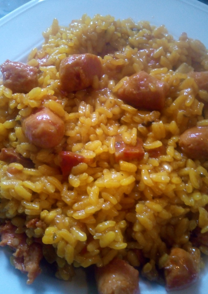 Una foto de Arroz con salchichas de pollo frescas y trozos de chorizo iberico