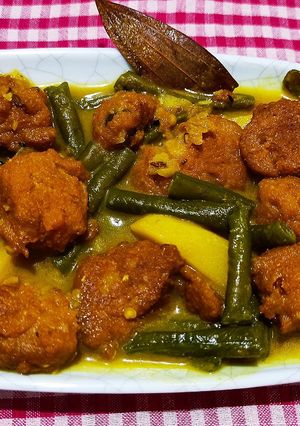 ডালের বড়া দিয়ে আলু বরবটি ঝোল (daler bora diye aloo barbati jhol Recipe in Bengali) রেসিপির প্রধান ছবি