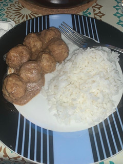 Una foto de Albóndigas en salsa de almendra y arroz 🍚 🤤🤤