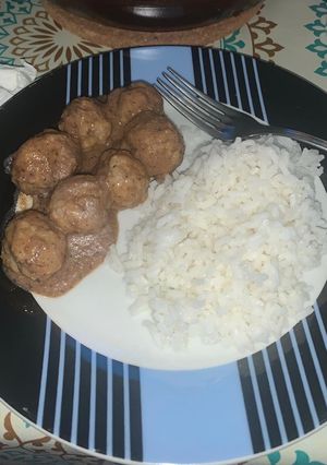 Una foto de Albóndigas en salsa de almendra y arroz 🍚 🤤🤤