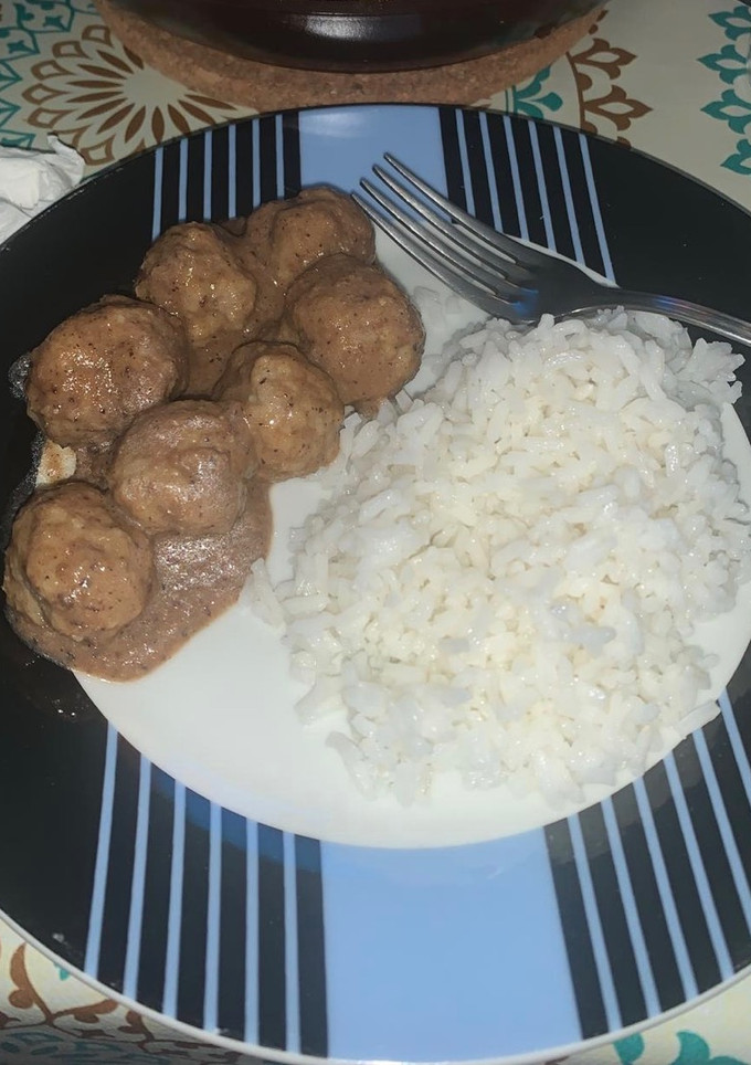 Una foto de Albóndigas en salsa de almendra y arroz 🍚 🤤🤤