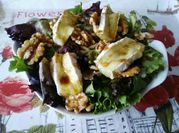Una foto de ensalada con queso brie