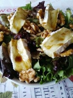 Una foto de Ensalada con queso brie