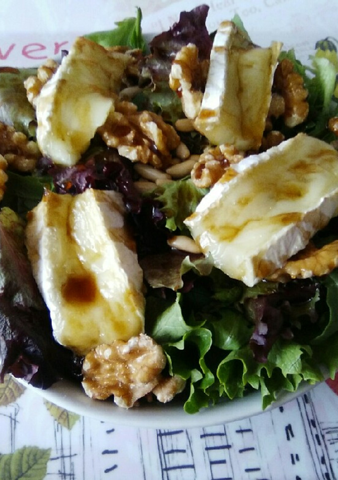 Una foto de Ensalada con queso brie