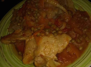 Una foto de Pollo arvejado