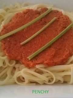 Una foto de Spaguettis al pesto Rosso