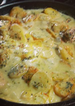 Una foto de Pollo al verdeo con papas españolas