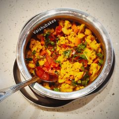 A picture of Fulkobichi Rassa Bhaji (cauliflower curry).