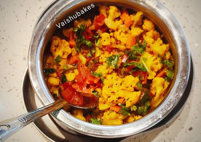 Fulkobichi Rassa Bhaji (cauliflower curry)