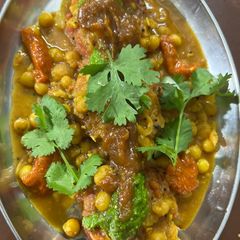 A picture of Ragda patties with beetroot aloo tikki.