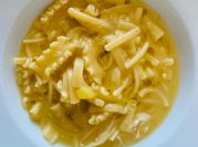 Una foto di pasta patate e provola