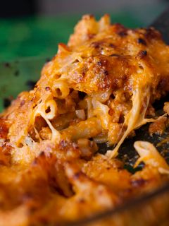 Una foto de Pasta gratinada con salsa boloñesa, bbq y Cheddar 🧀🌶️🍝