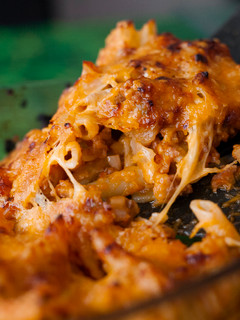 Una foto de Pasta gratinada con salsa boloñesa, bbq y Cheddar 🧀🌶️🍝