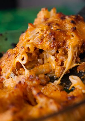 Foto principal de Pasta gratinada con salsa boloñesa, bbq y Cheddar 🧀🌶️🍝