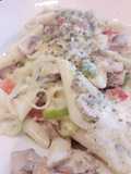 Penne com legumes e molho de 4 queijos