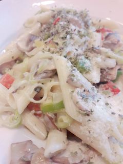 Foto de Penne com legumes e molho de 4 queijos