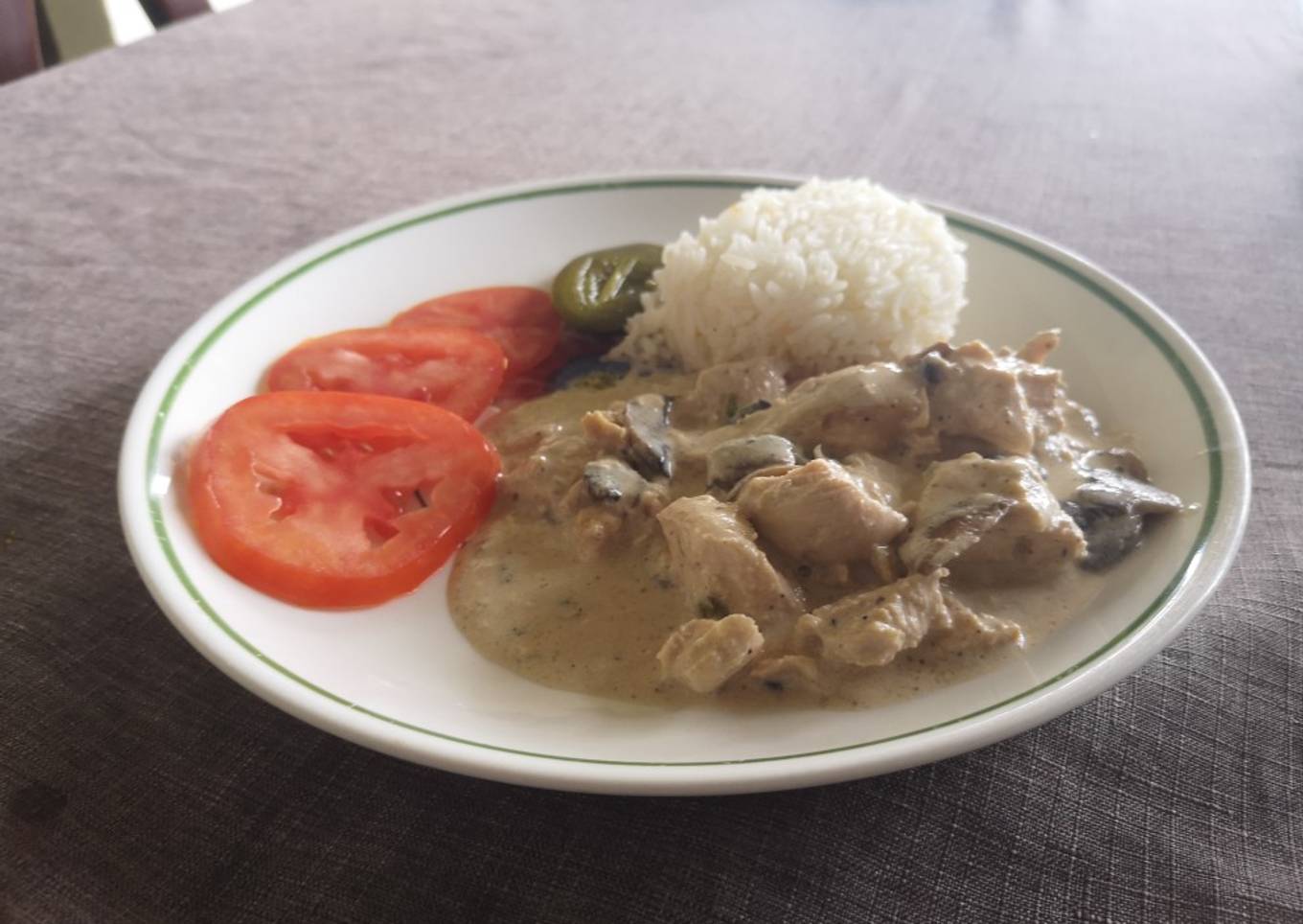 Pollo en salsa de hongos con mozzarella