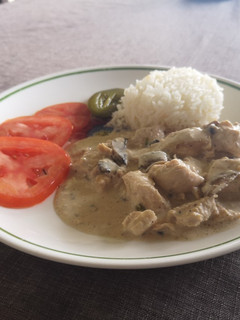 Una foto de Pollo en salsa de hongos con mozzarella