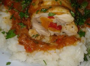 Una foto de Pata muslo deshuesada rellena con salsa y arroz