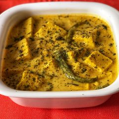 A picture of Dhokla kadhi.