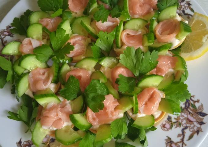 Тарталетки с красной рыбой и огурцами