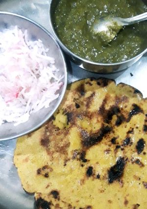 सरसों का साग और मक्का की रोटी (sarson ka saag aur makka ki roti recipe in Hindi) रेसिपी मुख्य फोटो