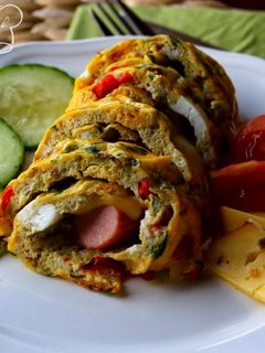 Virslivel és chilis füstölt sajttal töltött tojástekercs recept fotója