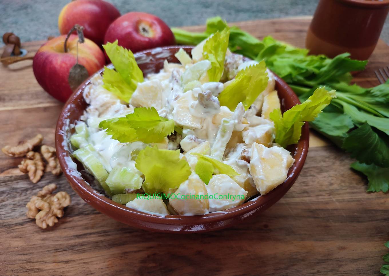 Ensalada de apio, manzana y nueces