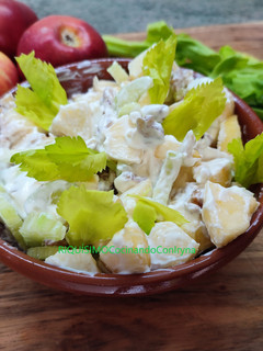Una foto de Ensalada de apio, manzana y nueces