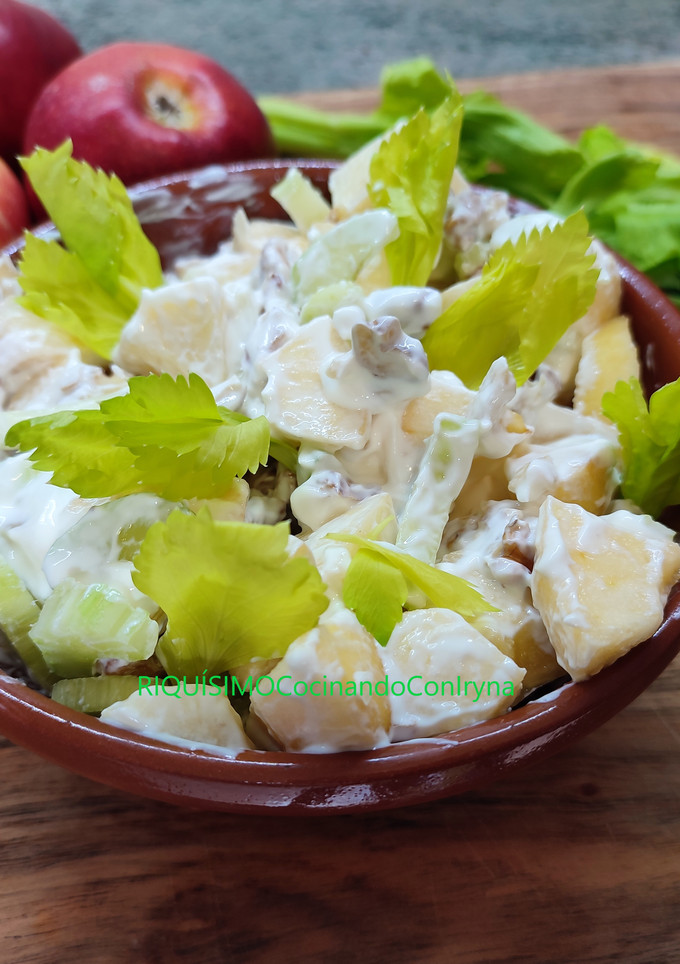 Una foto de Ensalada de apio, manzana y nueces