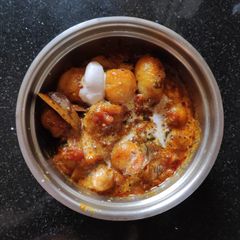A picture of Postu alu with spring onion.