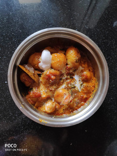A picture of Postu alu with spring onion.