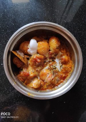 A picture of Postu alu with spring onion.