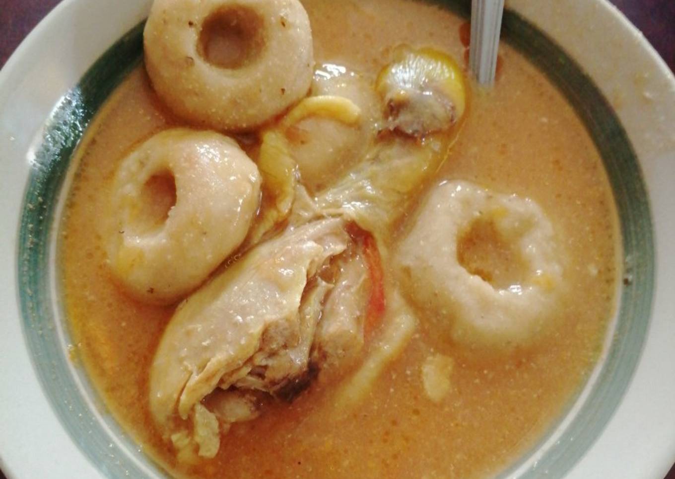 Caldo de pollo con bolitas de masa