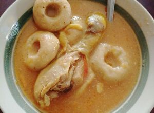 Una foto de Caldo de pollo con bolitas de masa