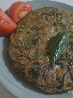 Una foto de Tortilla de berenjenas, espinacas y cebolla