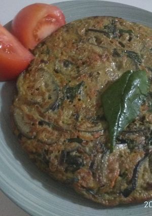 Una foto de Tortilla de berenjenas, espinacas y cebolla