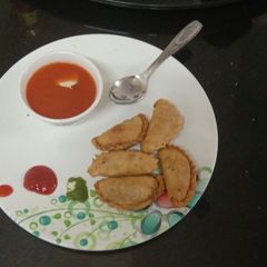 A picture of Surati Tuver Ghughara with green garlic.