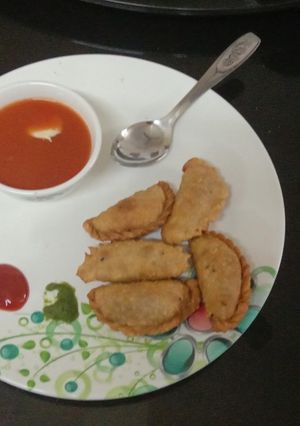 A picture of Surati Tuver Ghughara with green garlic.