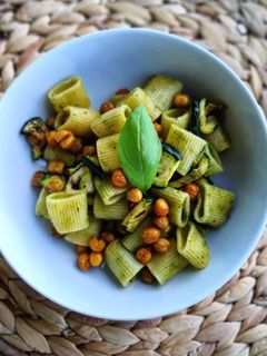 Foto di PASTA FREDDA CON PESTO, ZUCCHINE E CECI SPEZIATI AL FORNO