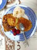 Torrijas brioche, frambuesas, helado vainilla nueces macadamia