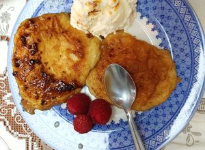 Foto principal de Torrijas brioche, frambuesas, helado vainilla nueces macadamia